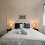 Canterbury House By Horizon דירה רדקאר